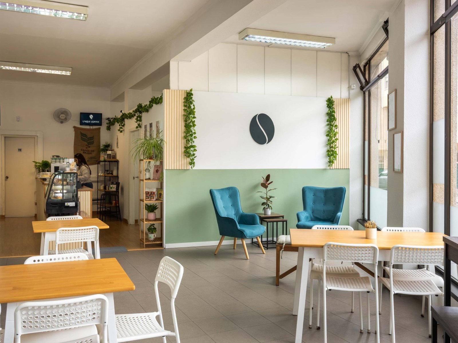 Interior da Unique Coffee com luz natural